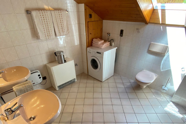 Ferienwohnung 1: Badezimmer mit Badewanne