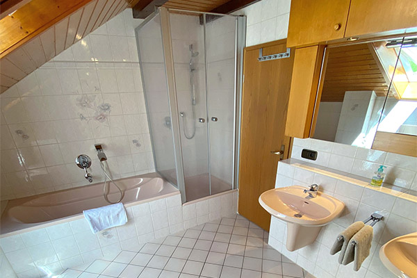 Ferienwohnung 1: Badezimmer mit Badewanne
