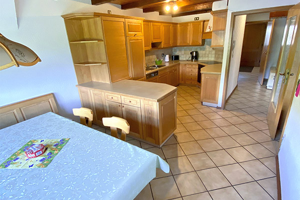 Ferienwohnung 1: Küche mit Essbereich