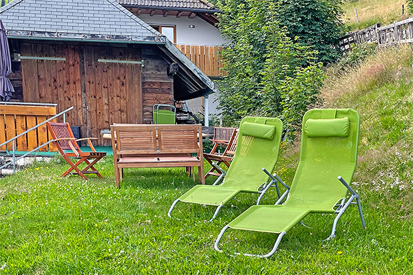 Ferienwohnung 1: Außenbereich mit Sitzecke